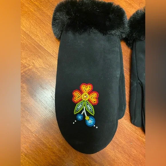 Manitoba Mukluk Bloom Mitten Floral Rainbow Beaded Suede faux fur Shearling - Picture 2 of 7